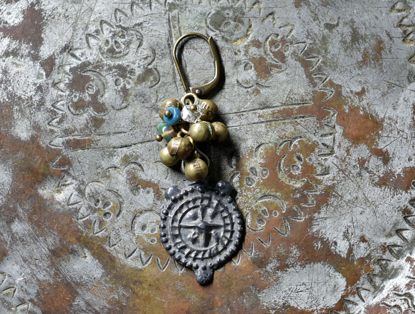 羅針盤の様なヴィンテージインドメタルとたわわな民族鈴、オパール、ハーキマーダイヤモンドの片耳ピアス