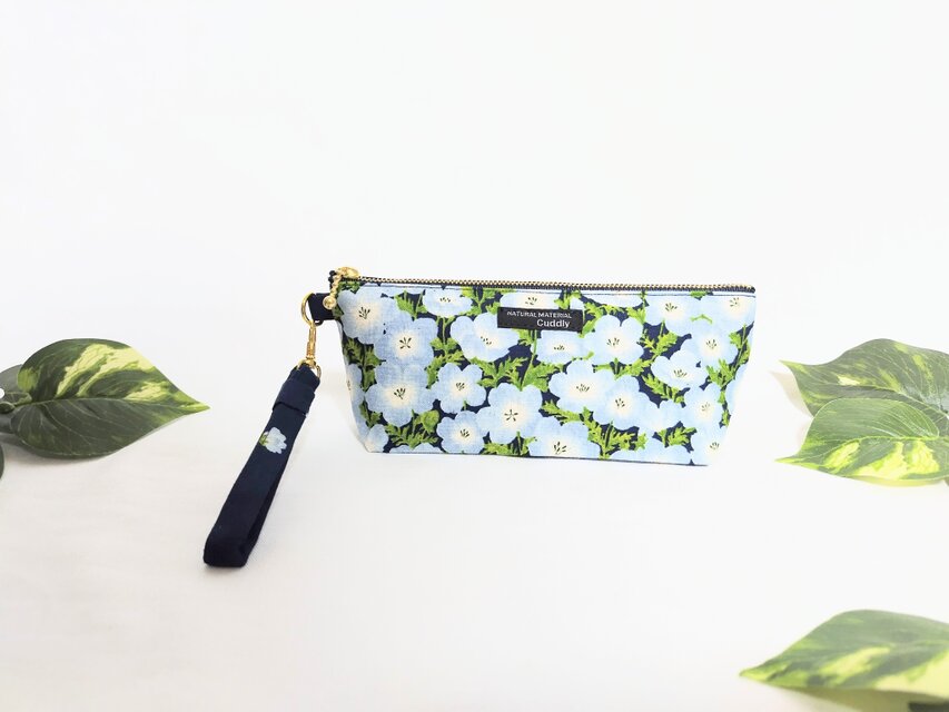 舞うネモフィラ持ち手付きペンケース（ネイビー)
