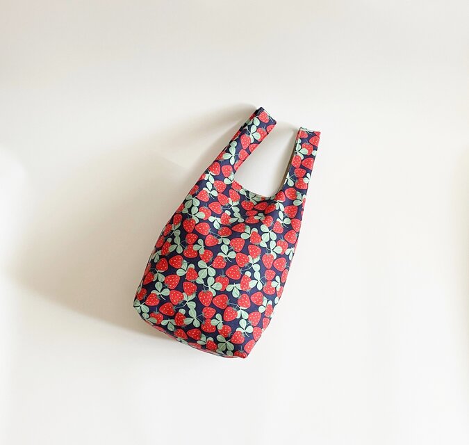 食べ物シリーズ】トマト柄 マルシェバッグ 手提げトート ネイビー エコ