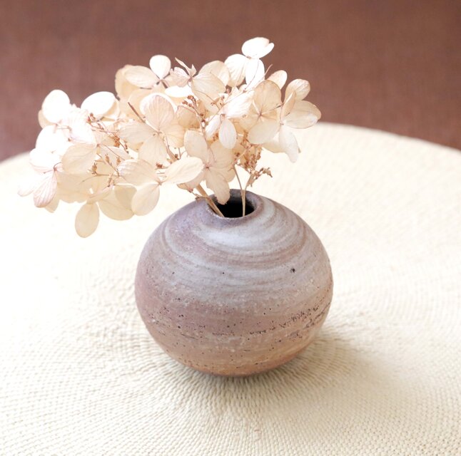 薪窯焼成】赤陶土と白化粧の刷毛目一輪挿し | iichi 日々の暮らしを