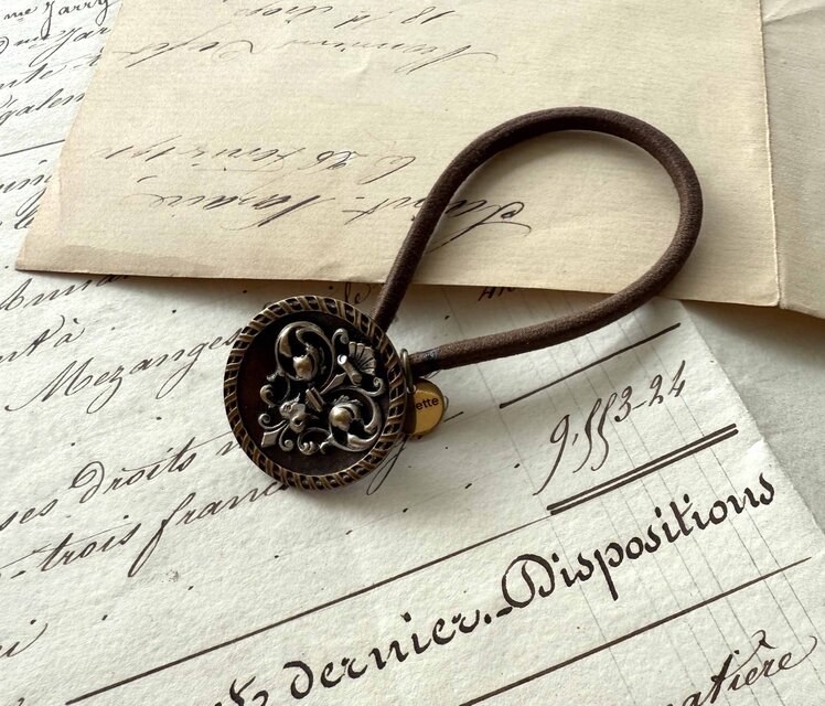 アンティークボタンヘアゴム／エンブレムデザインボタン（AB-066）