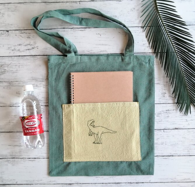 恐竜　アロサウルスの刺繍　トートバッグ　肩掛け　レッスンバッグ　名入れ　マチなし　A4サイズ