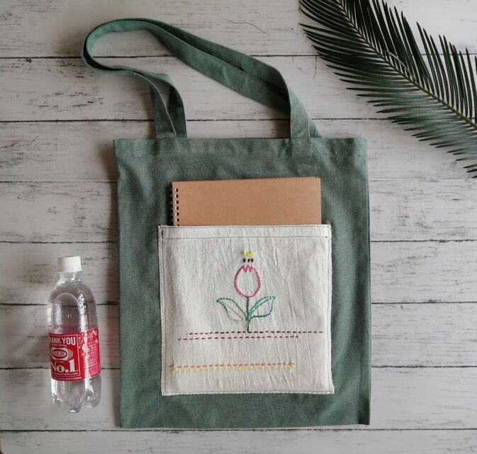 チューリップの刺繍　トートバッグ　肩掛け　レッスンバッグ　名入れ　マチなし　ポケット　A4サイズ