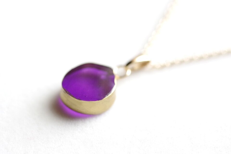 レジンアート　金彩風のペンダント〈幻のけだもの〉