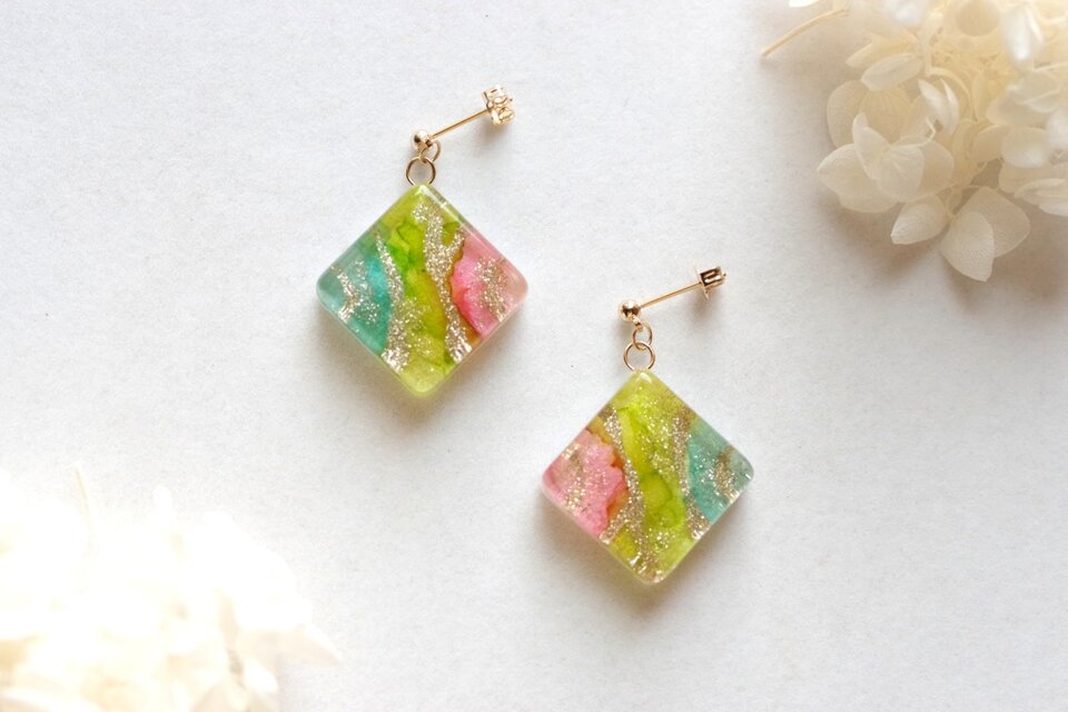 レジンアート　スクエアピアス〈初夏の天使〉