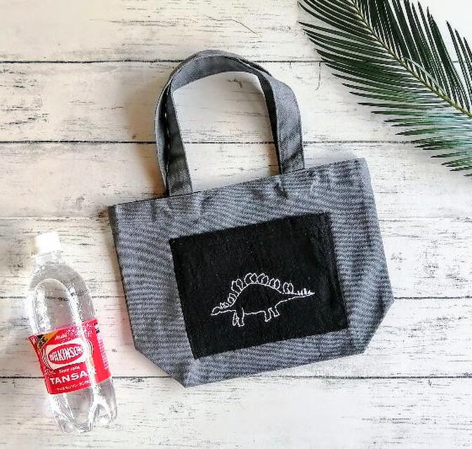恐竜　ステゴサウルスの刺繍　ミニトートバッグ　グレー　帆布　ポケット　Sサイズ　名入れ