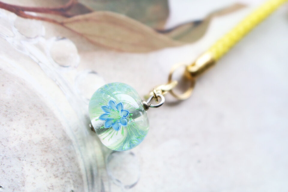 とんぼ玉＊ガラスの根付「ニゲラ」　（カニカン付き）