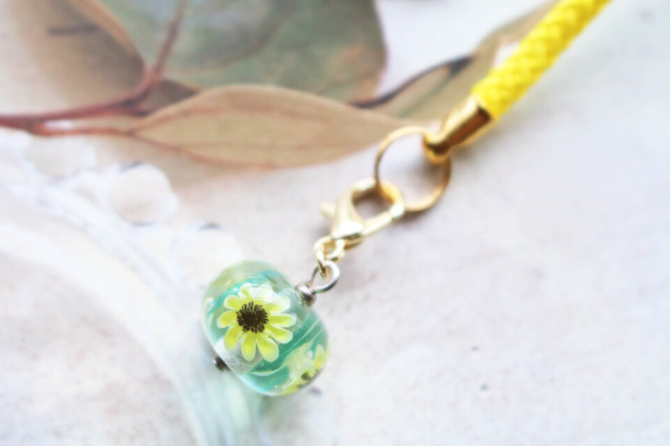 とんぼ玉＊ガラスの根付「ひまわり」　（カニカン付き）