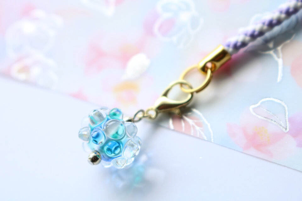 とんぼ玉＊ガラスの根付「水滴」　（カニカン付き）