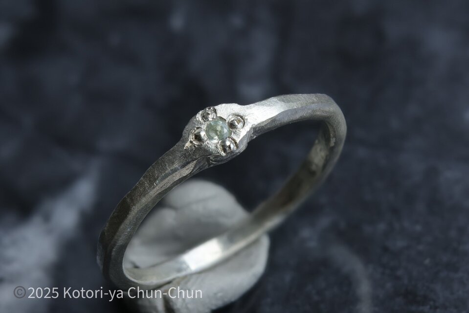 【制作難易度トップクラス】超希少石　微蛍光カラーレスコーネルピン・シルバーリング【清冽】