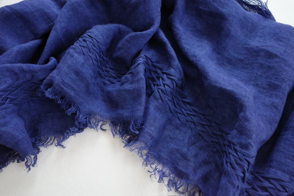 スモッキング刺繍の大判ストール・indigo