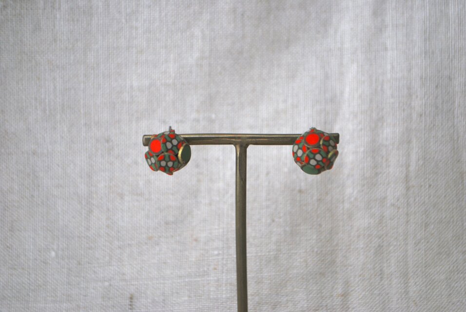 小さなぶつぶつ丸ピアス・イヤリング　緑・赤・ベージュ