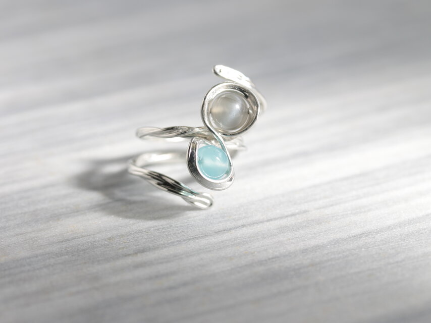 錫と天然石のオープンリング　ZAKALY　ムーンストン　カルセドニー