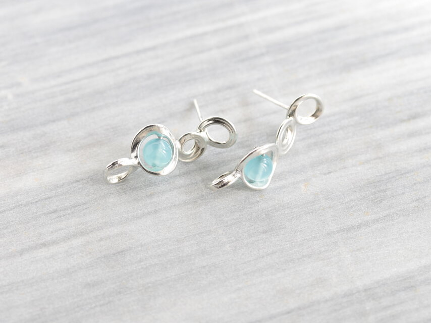 錫と天然石のピアス　ZAKALY　ブルーカルセドニー