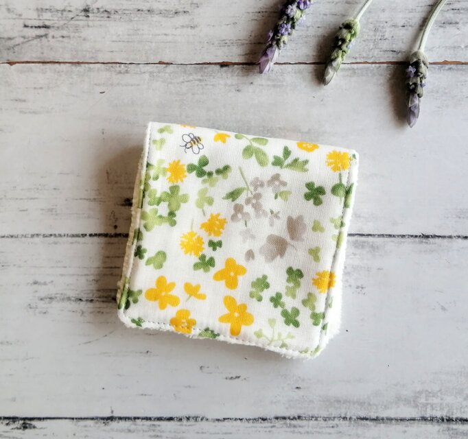花とハチと蝶　ハーフハンカチ　ガーゼハンカチ　タオルハンカチ　ミニタオル　小さい　プチギフト　名入れ
