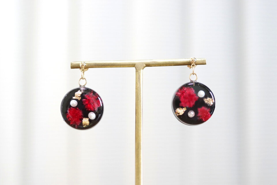 レジンアート　ラウンドピアス〈夜の淑女〉