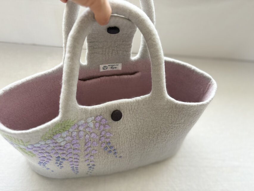 羊毛刺繍フェルトバック/ 藤ゆらり | iichi 日々の暮らしを心地よく