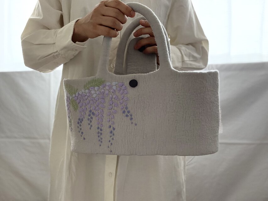 羊毛刺繍フェルトバック/ 藤ゆらり | iichi 日々の暮らしを心地よく