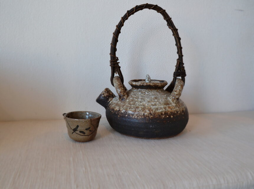 急須　陶器　蔓ハンドル　作家物　蔓細工　未使用に近い美品 大きな急須 土瓶 花器 植物の蔓の取手 | iichi 日々の暮らしを心地よく