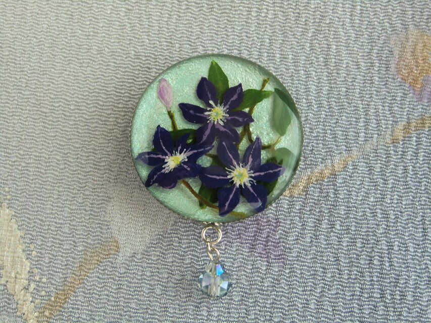 鉄線の花（ブルー）＊手描きレジンの帯留め