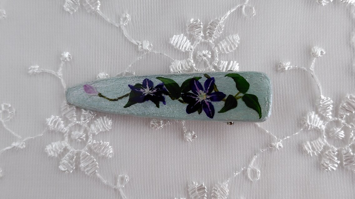 鉄線の花（ブルー）のヘアクリップ＊手描きレジンの髪飾り