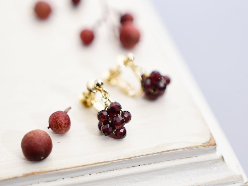 【イヤリング】ガーネットの実 深い赤 金平糖 1月誕生石／誕生日プレゼントにも