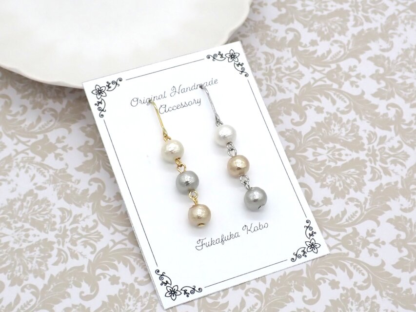 《４色から選べる》コットンパールの３粒パールピアス／イヤリング