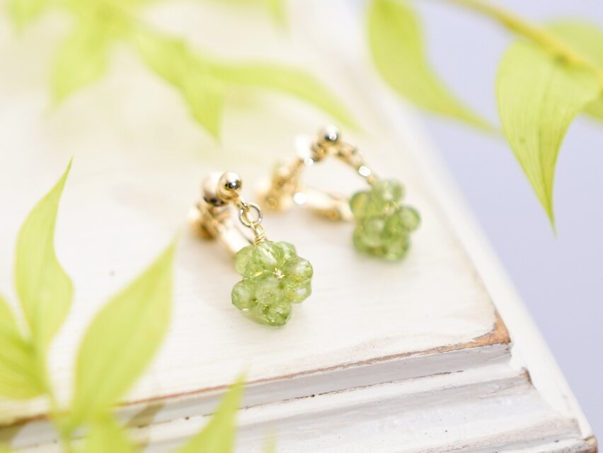 【イヤリング】新芽 若葉 若草 イエローグリーン ペリドットの実 金平糖 8月誕生石／誕生日プレゼントにも
