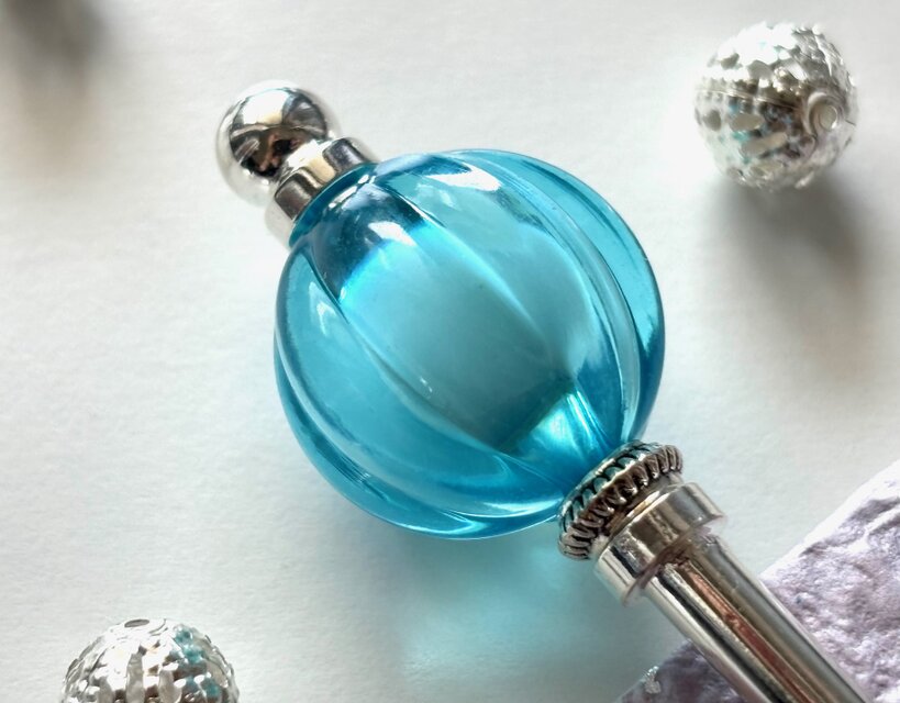 かんざし　ほおずきの様な２トーンカラービーズ　水色　ブルー　青　鬼灯　ホオズキ　一本挿し　一本簪　夏　涼しげ