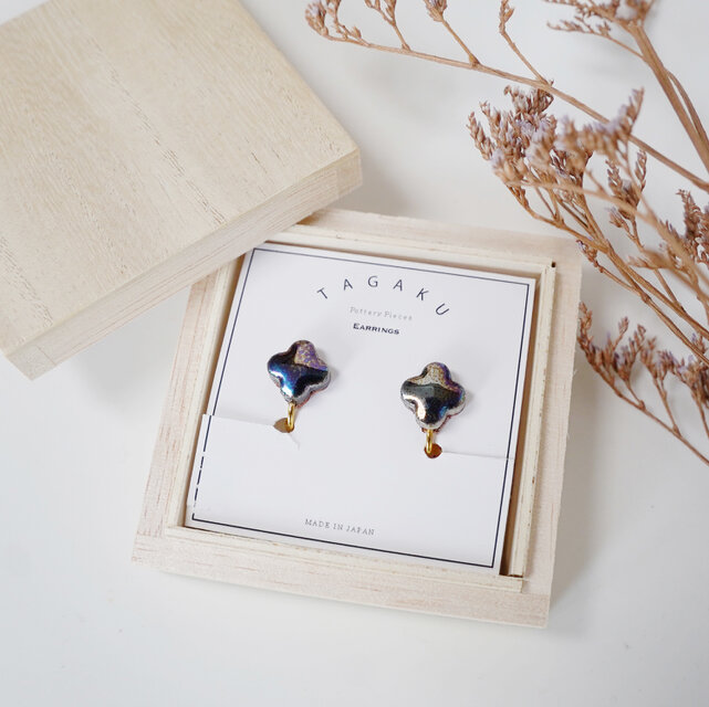 T-255 美濃焼タイル 小花 Black pearl (ブラックパール） ピアス