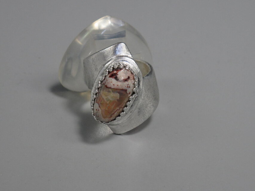 落ち着いた色合いですが…