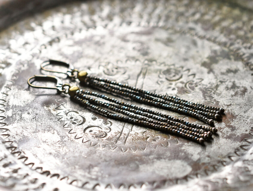 フランスアンティークカットメタルビーズの4連ピアス