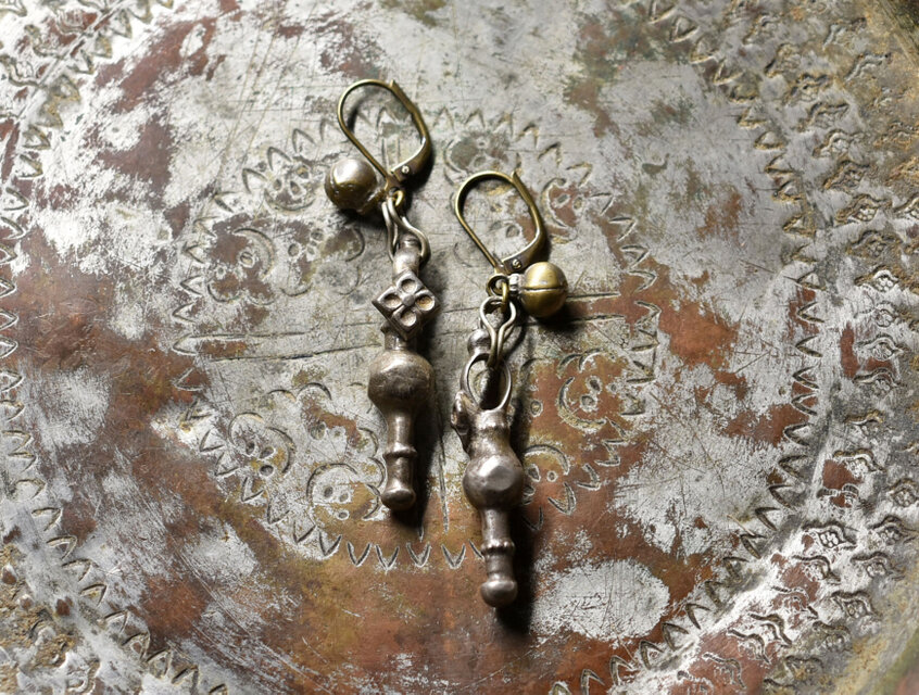 花模様笛の様なoldアフガンメタルパーツ、民族鈴のピアス | iichi 日々
