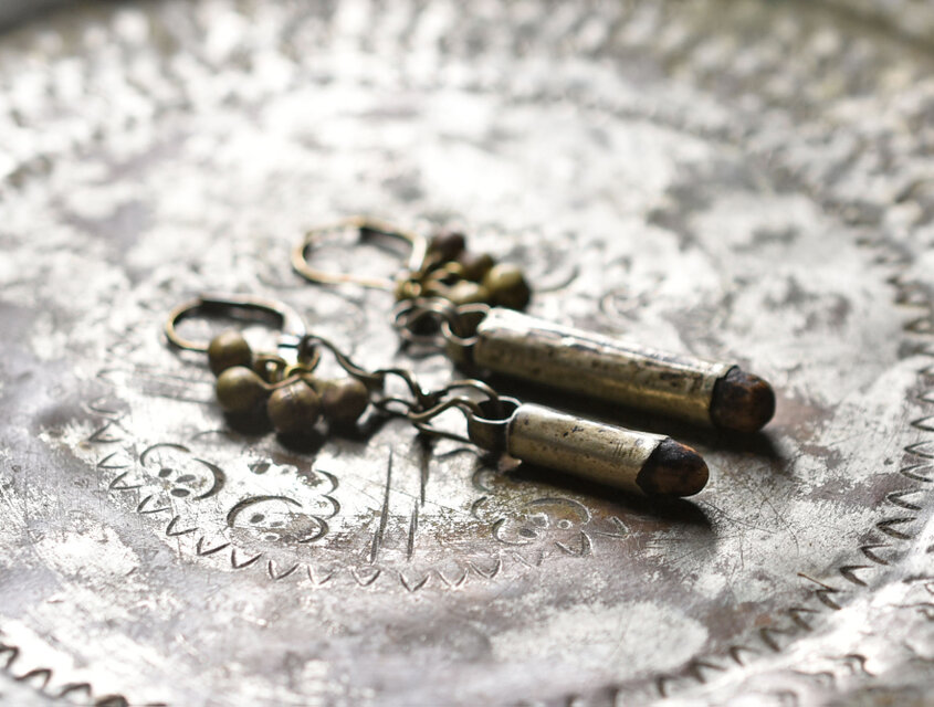 oldネパールメタル×ヤクボーンパーツ、たわわな民族鈴のピアス