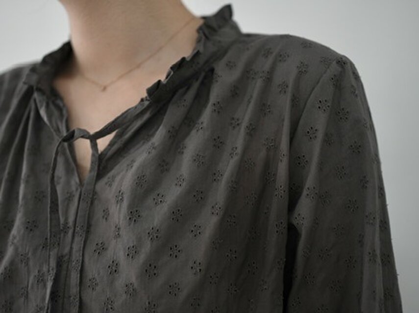 コットンレースのフリルネックブラウス　グレー  No.341