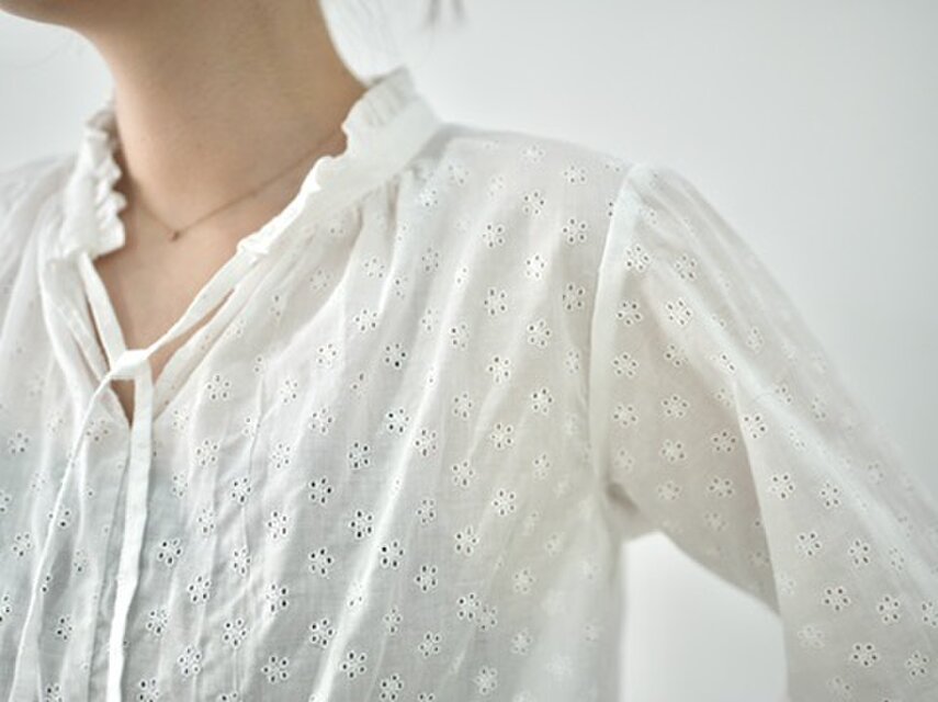 コットンレースのフリルネックブラウス　ホワイト  No.341