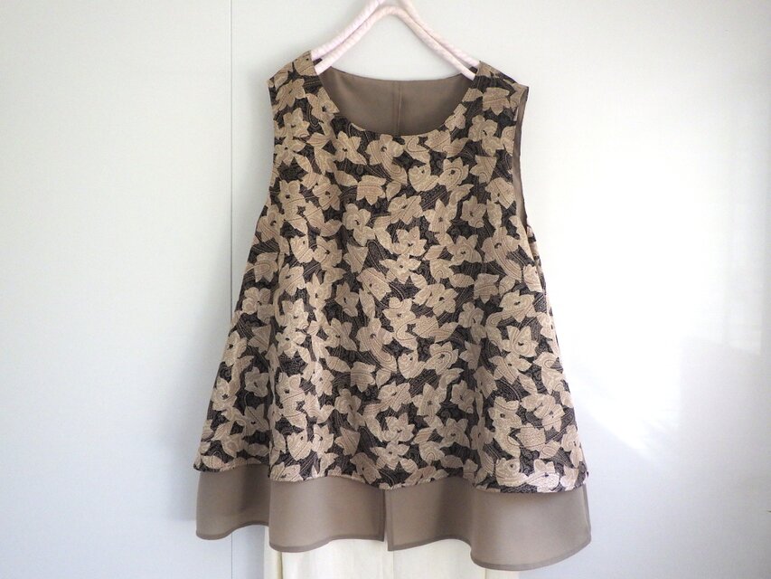 二重仕立てのゆったりフレアーベスト　お花とペイズリー