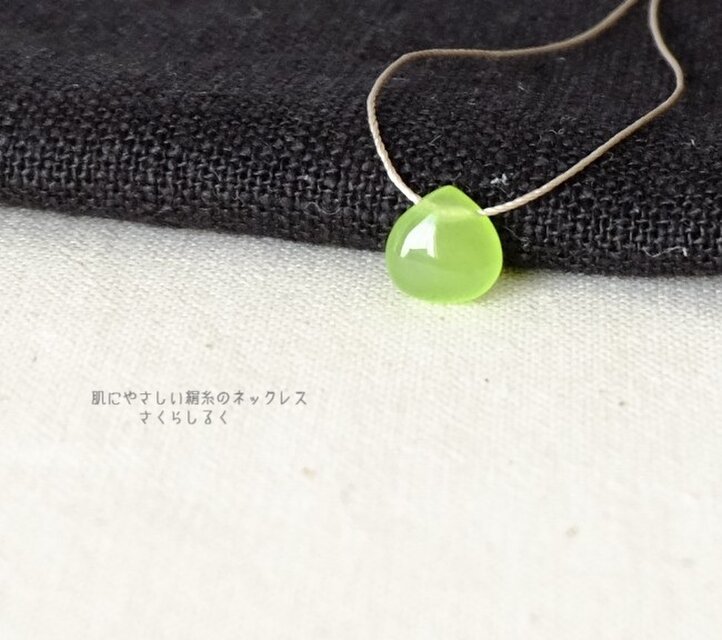 29【コミュニケーション能力上昇】【マスカットジェイド】天然クォーツァイト　14kgf肌にやさしい絹糸のネックレス
