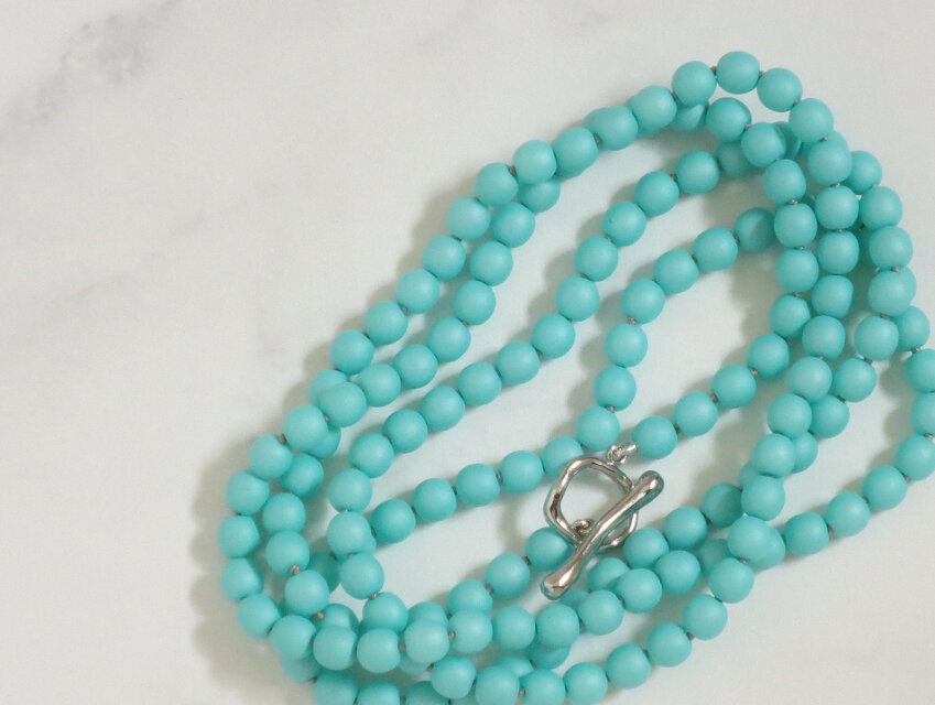 ミントグリーンのロングネックレス