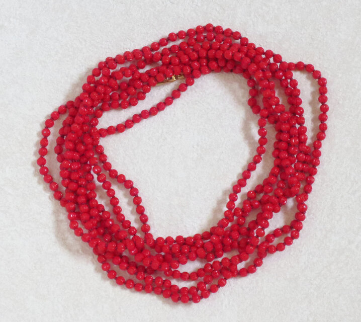赤いプチパンプキンのロングネックレス