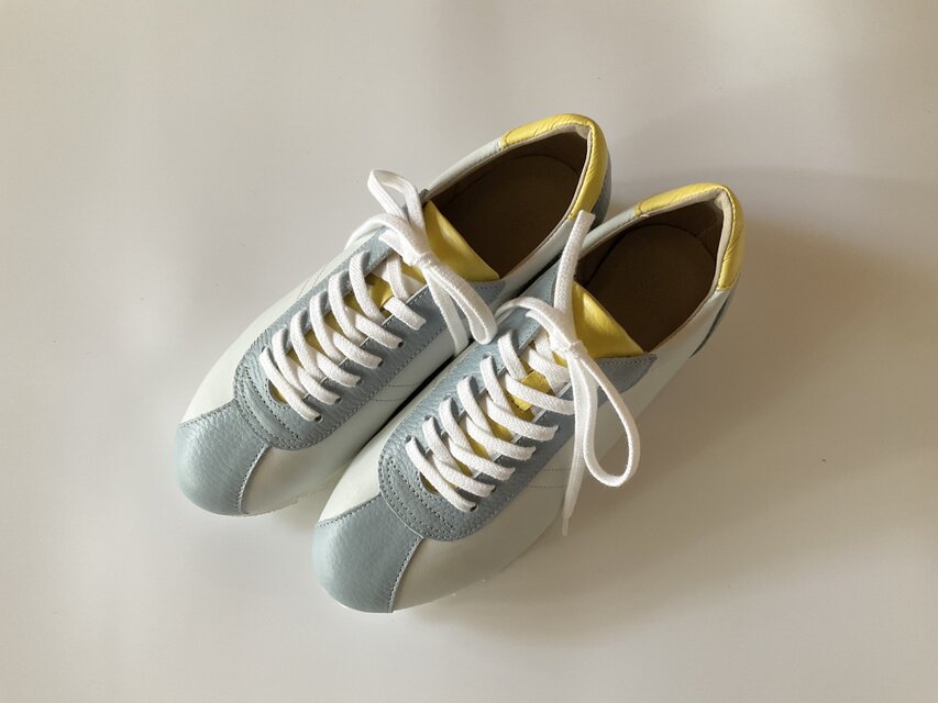 パステルブルー×レモンイエローのレトロスニーカー｜レザー×春色素材