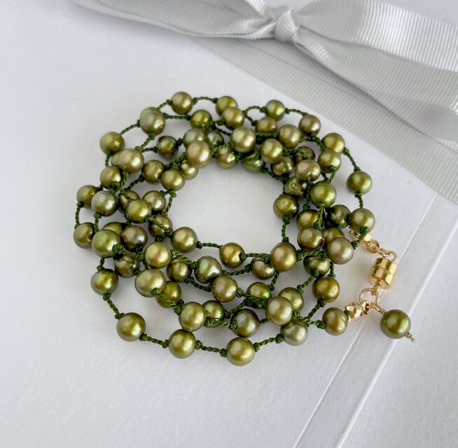淡水パール メタリックグリーン シルクコードのロングネックレス（グラスコードに変更可）