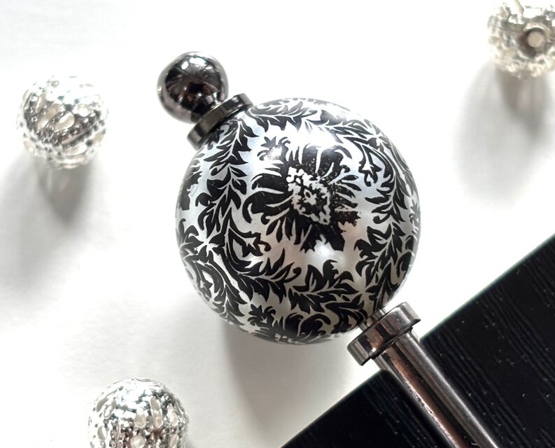 かんざし　モノトーンのダマスク柄パールビーズ　白黒　シルバー　洋風　一本挿し　一本簪　和モダン　軽い　ブラック