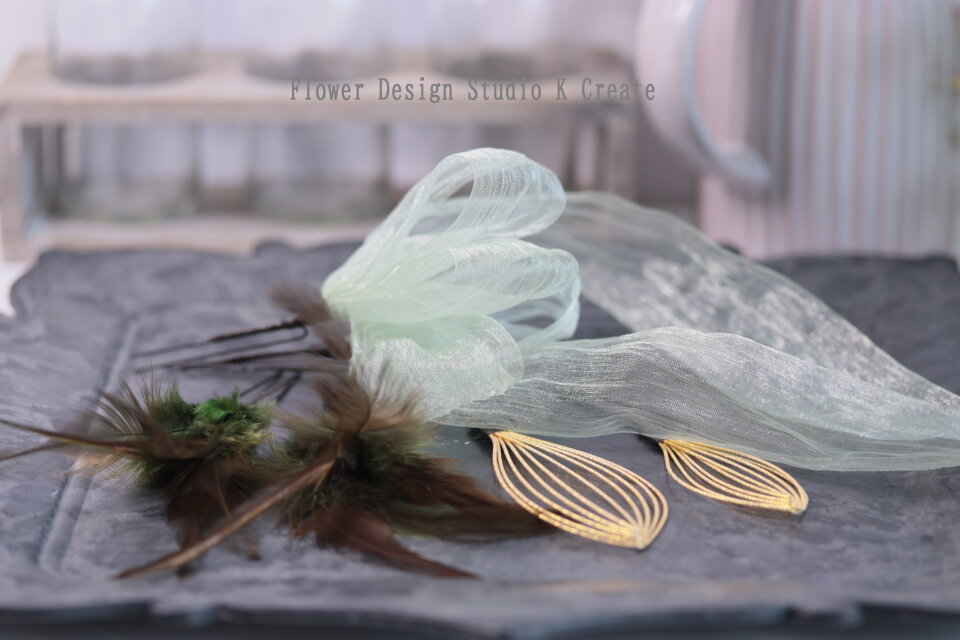 ダリアと胡蝶蘭と羽のヘッドドレス 成人式 和装婚 白 和装婚 髪