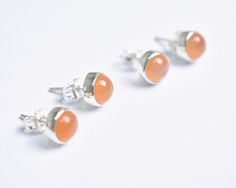 とろけるようなピーチカラー！魅惑的な天然石ピーチムーンストーンの