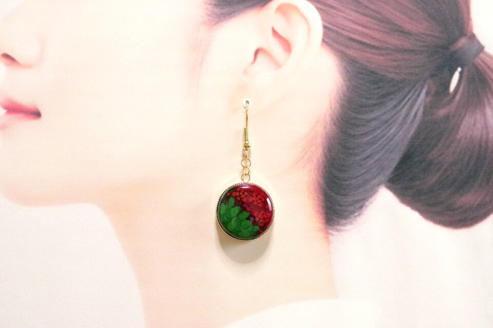 レジンアート　ラウンドピアス〈薔薇迷宮〉