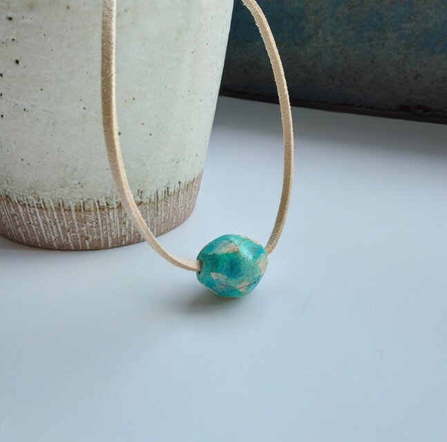 ターコイズブルー陶土ビーズ＊＊＊革紐ネックレス＊＊＊