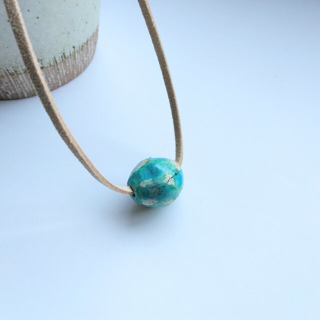 ターコイズブルー陶土ビーズ＊＊＊革紐ネックレス＊＊＊ | iichi 日々