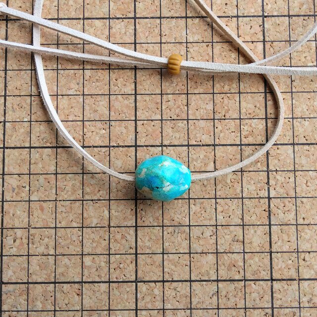 ターコイズブルー陶土ビーズ＊＊＊革紐ネックレス＊＊＊ | iichi 日々