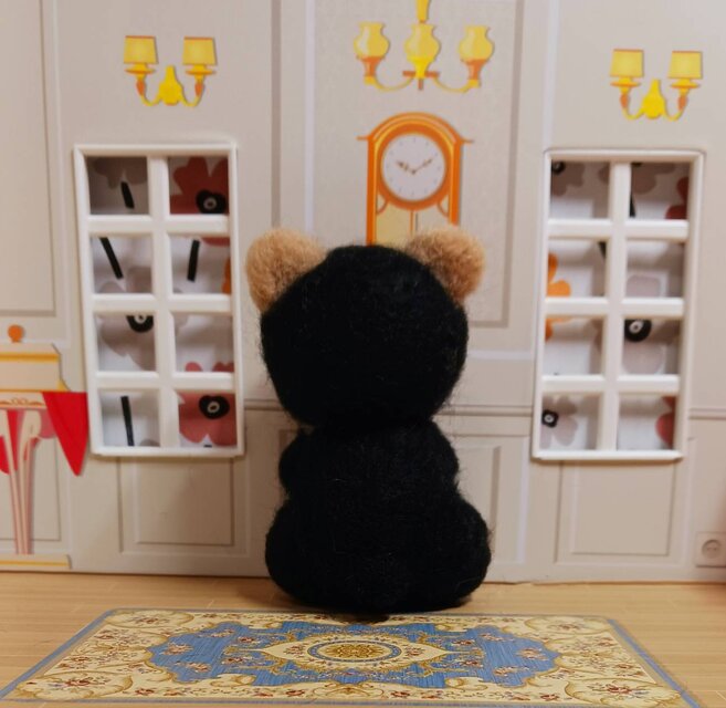 羊毛フェルト 手のひらサイズの小さな黒い可愛いクマさん 羊毛フェルト 手のひらサイズの小さな黒い可愛いクマさん
